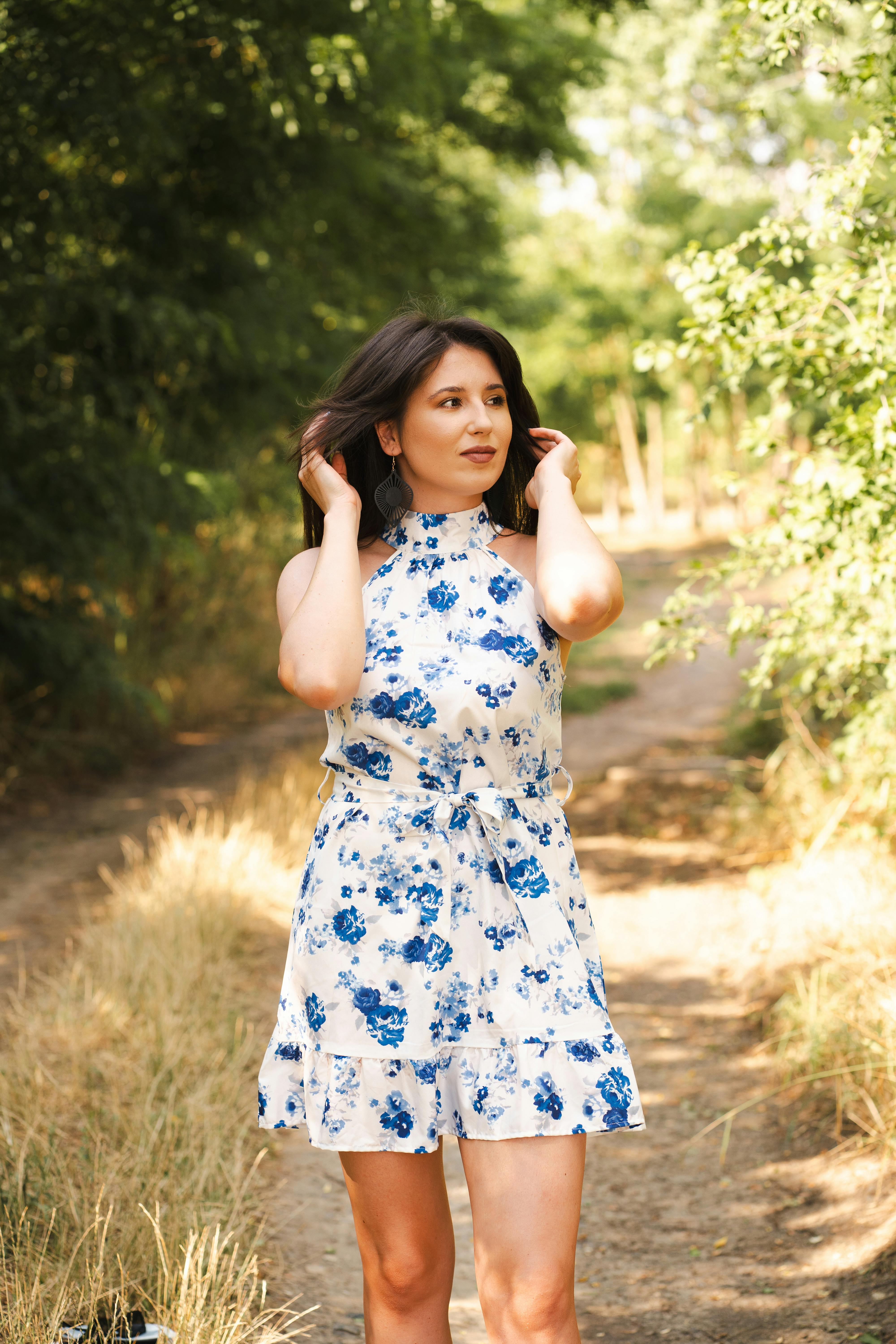 高清影视推荐封面：人物形象与浅色背景图