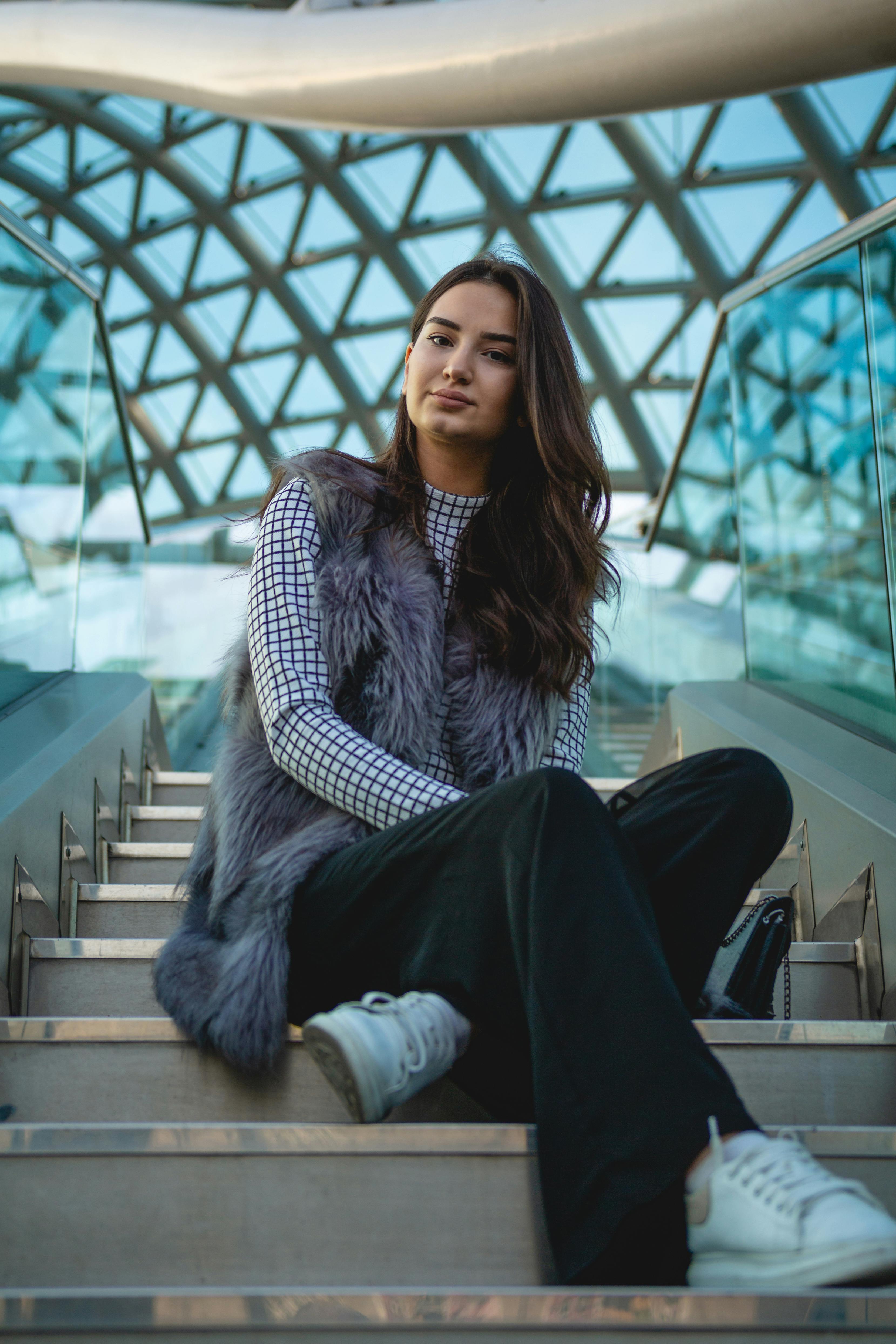 播放预览封面：人物与城市光影图