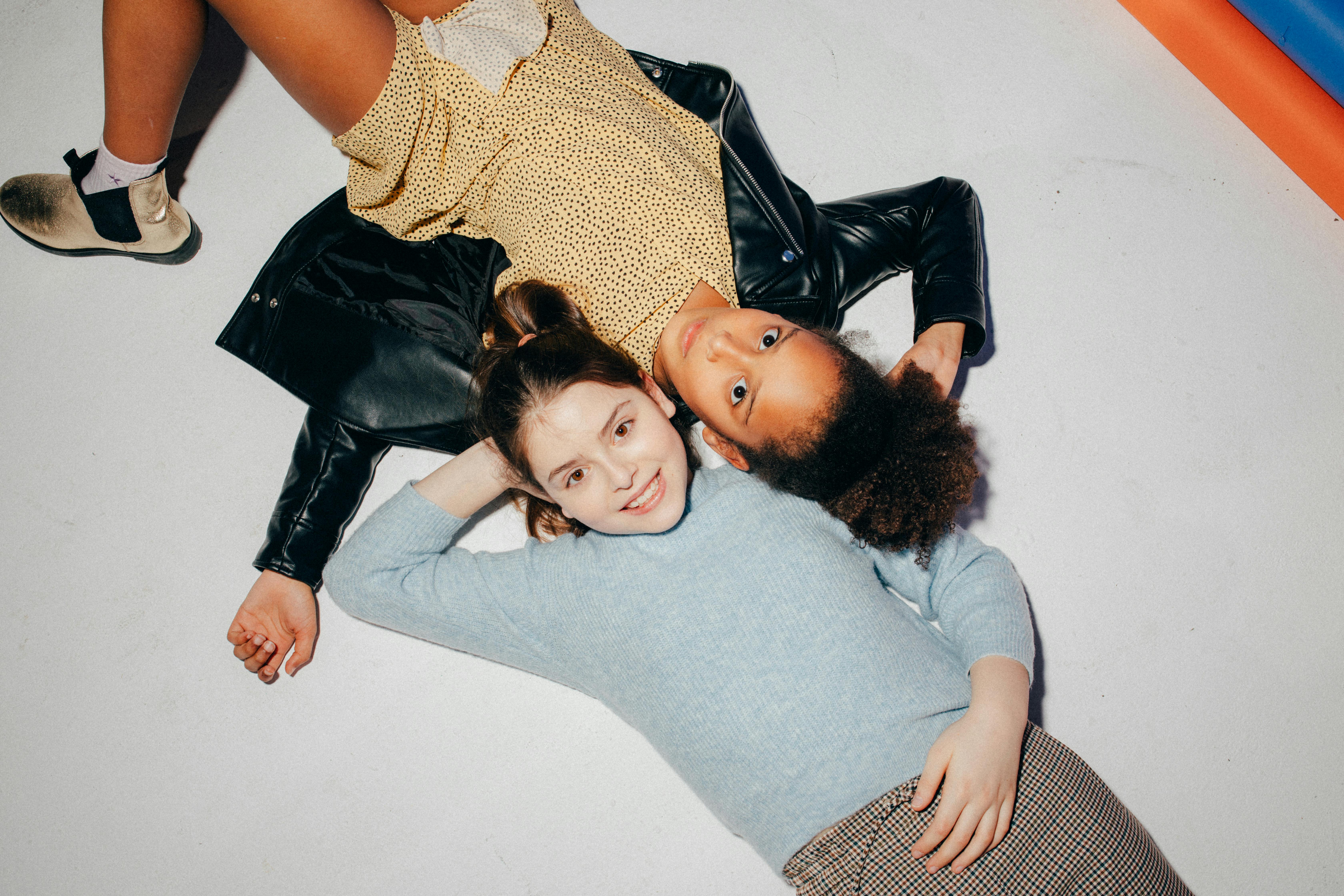 播放预览封面：人物与摄影氛围图